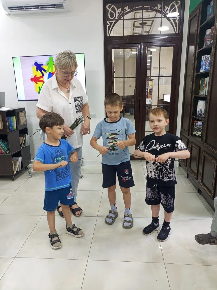 Друзья! 🇷🇺
В рамках мероприятий, приуроченных ко Дню России, состоялась встреча воспитанников стар