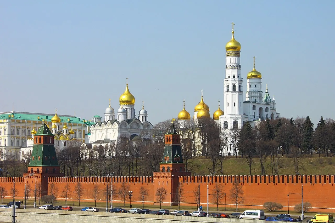 #ликбез 
#кремль 

Итак, мы снова на Соборной площади Кремля. 

Помимо храмов на Соборной площади на