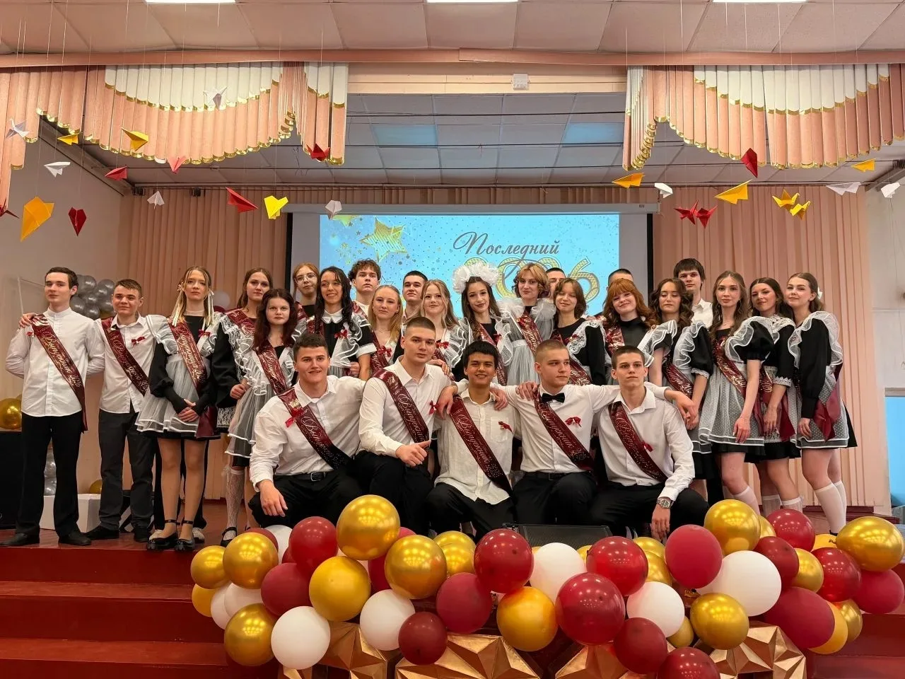 🔔 ПОСЛЕДНИЙ ЗВОНОК - 2026 в ЦО СОШ № 17 им. А.А. Герасимова 🔔 

💐Еще вчера эти девчонки и мальчиш