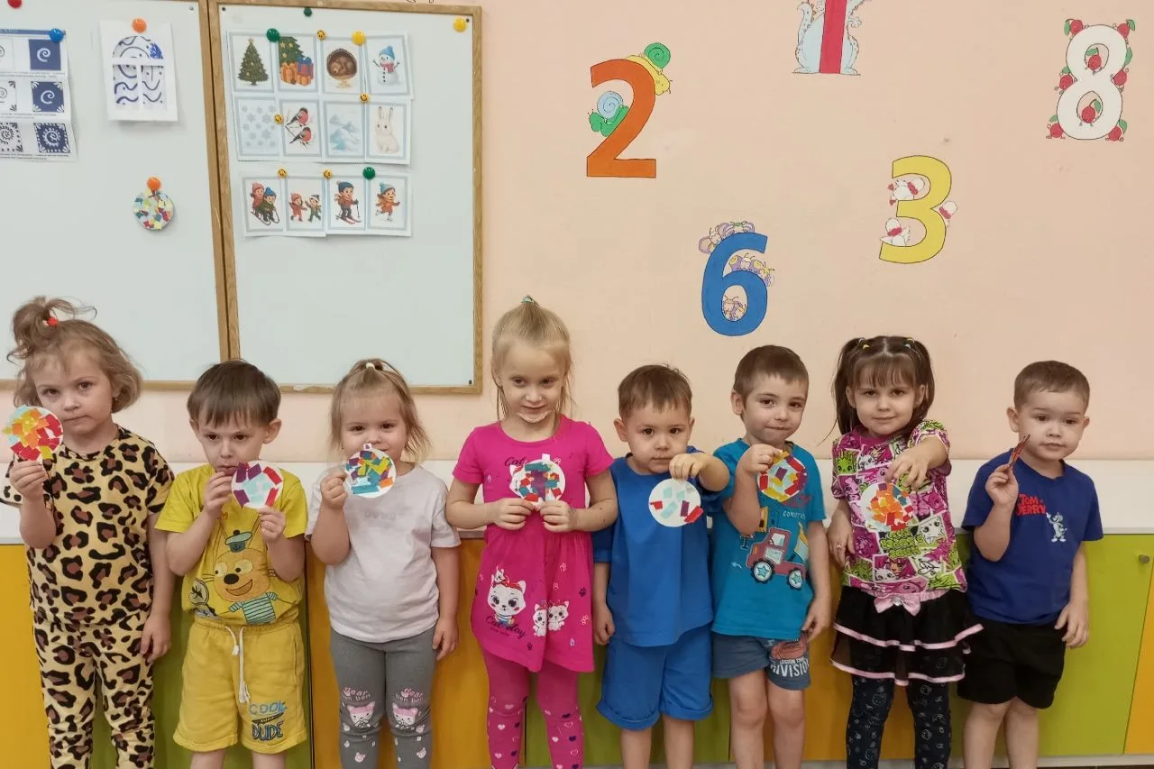 Дети группы «Почемучки» сделали «Ёлочный шар» в технике обрывной аппликации.
Эта техника — отличный 