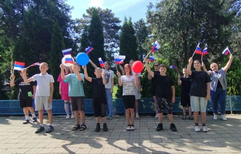 В преддверии Дня России 🇷🇺 ребята нашей школы приняли участие в флешмобе "Россия — это сила" 💪🎉!