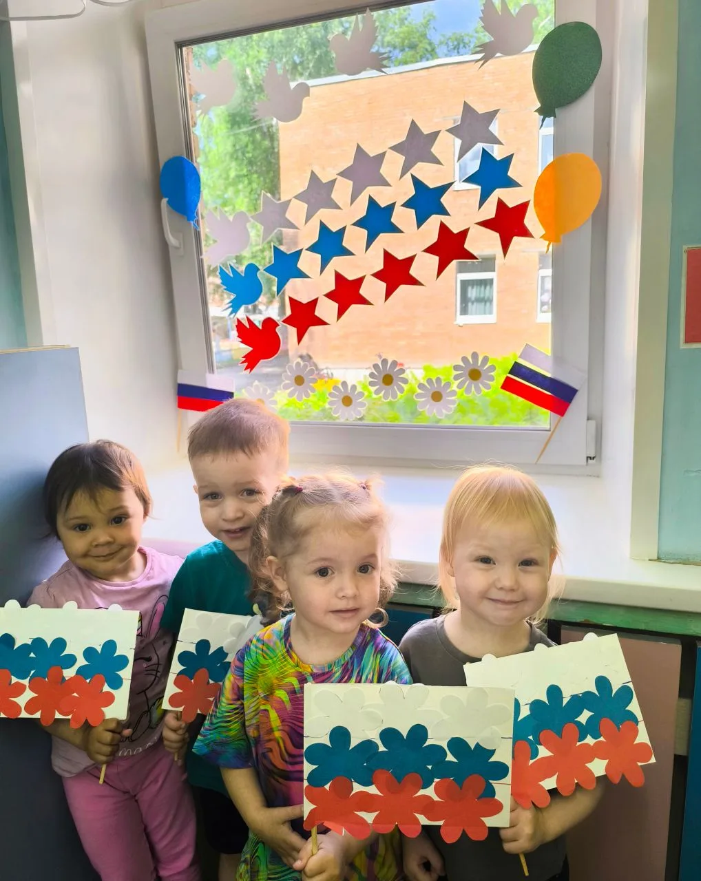 🎉 С Днём России! 🇷🇺
Мы знаем: Россия — это наш дом, это яркое солнышко, зелёные поля, красивые цв