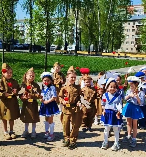 Праздничный день начался в нашем детском саду с торжественного утренника. Детские голоса, звучавшие 