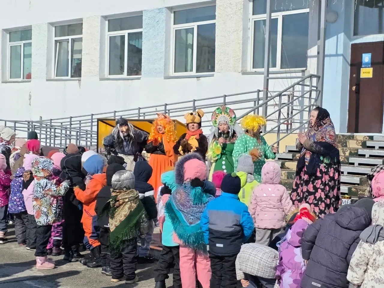 🥞 Проводили зиму — встретили весну! 🥞

Сегодня в детском саду весело проводили зиму: Ребята водили