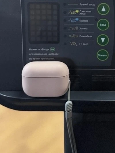 Потеряны наушники AirPods Pro. Знаю, что их кто то нашел, гуляли по проспекту Ленина, Циолковского, 