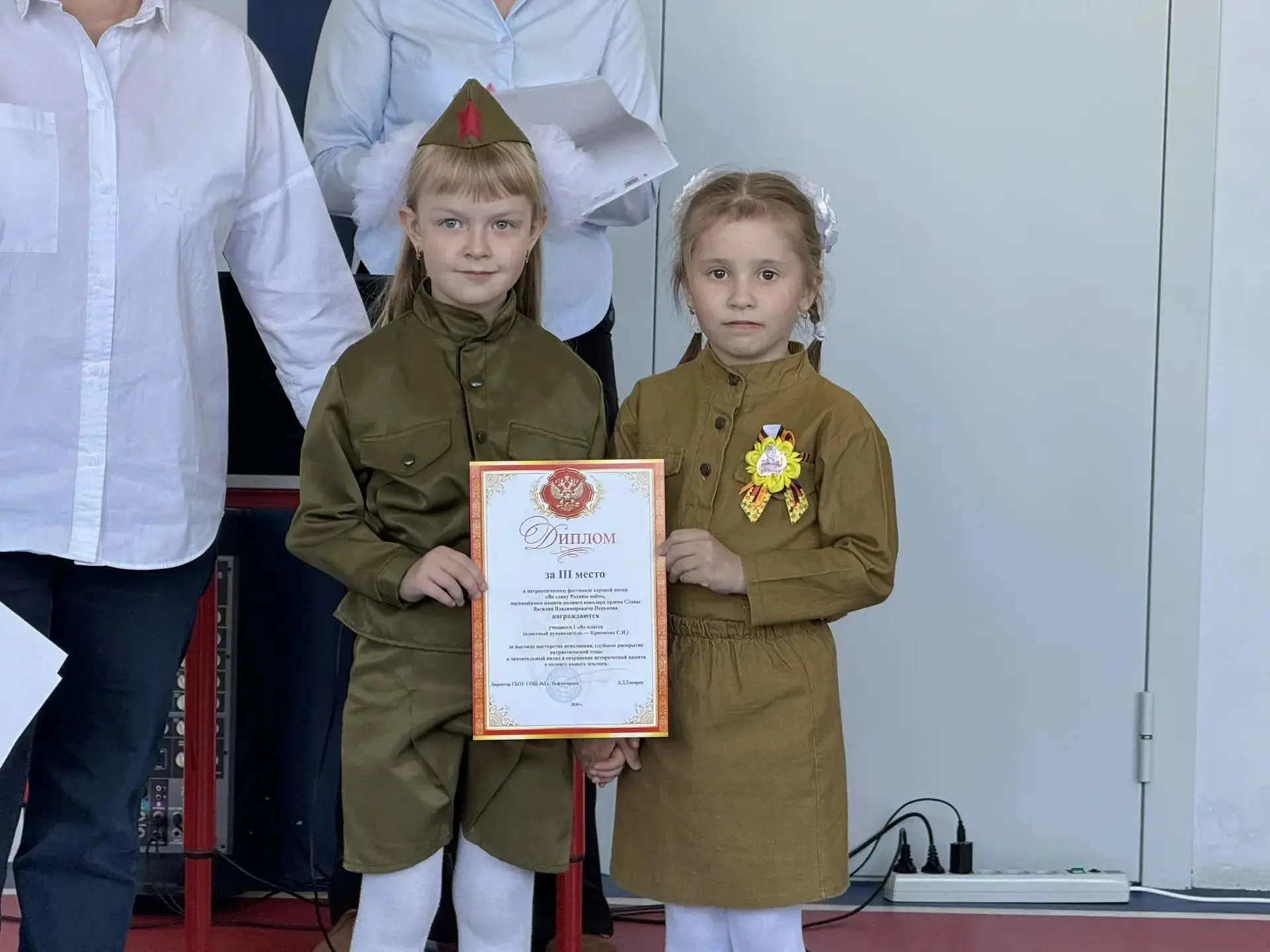 Начало недели с гордостью и единством!

В первый день мая, в понедельник, наша школа распахнула свои