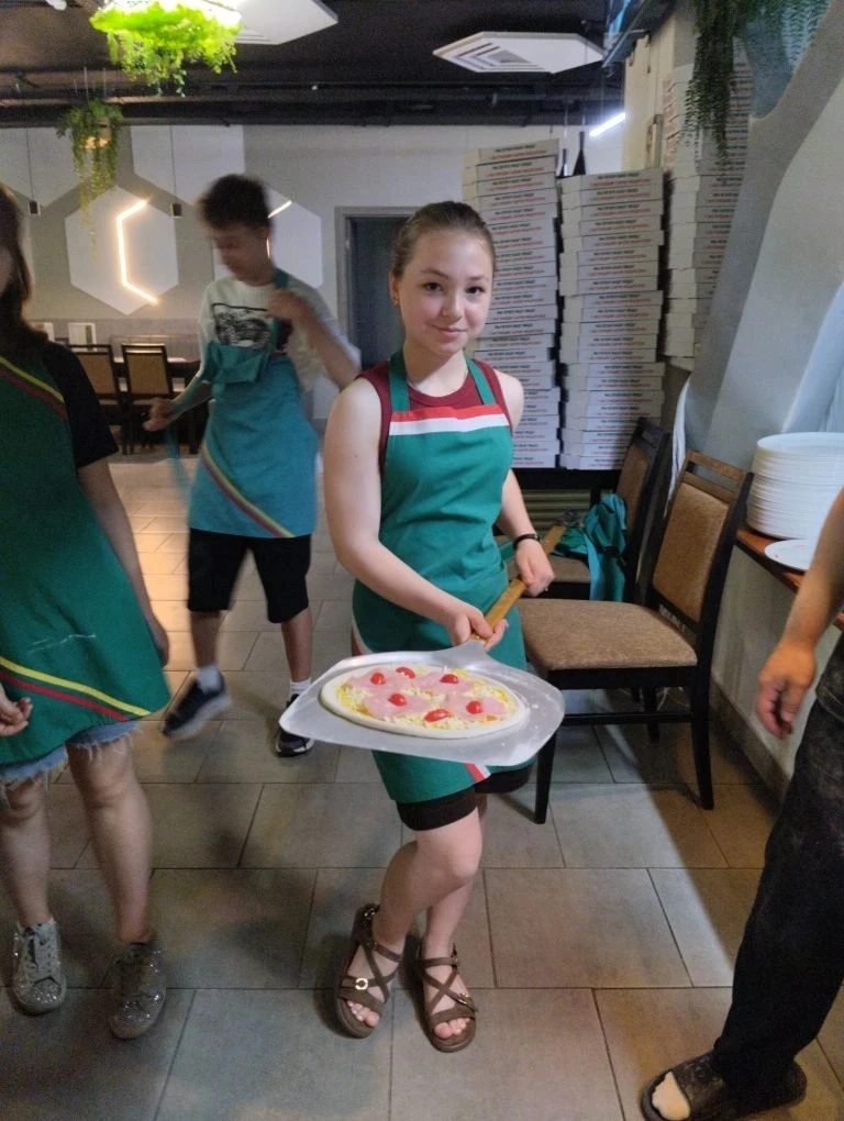 🍕 Обучающиеся 6-4 класса с классным руководителем Натальей Леонидовной посетили мастер-класс в пицц