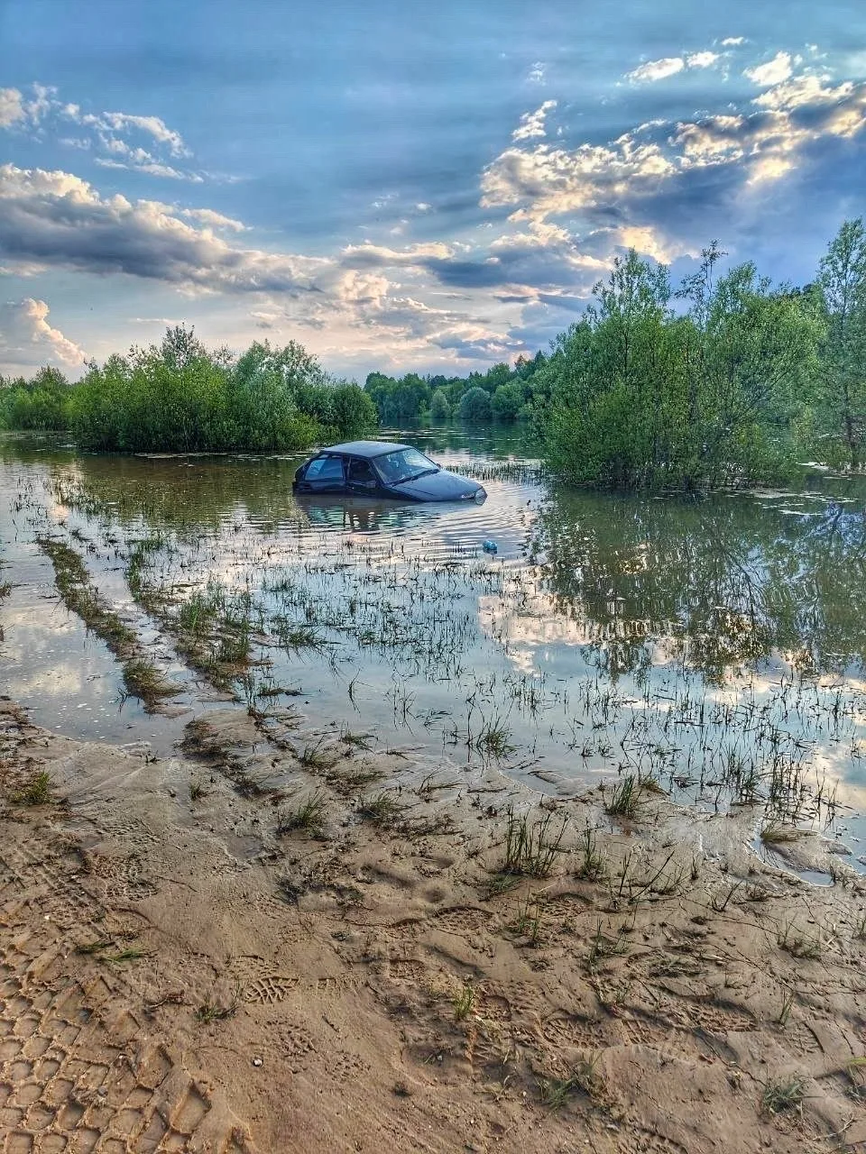🏖 🚙 Сезон открыт 

ЛАДА 2114 купается в районе Старого Городка, Никольский карьер. Белорусские ном