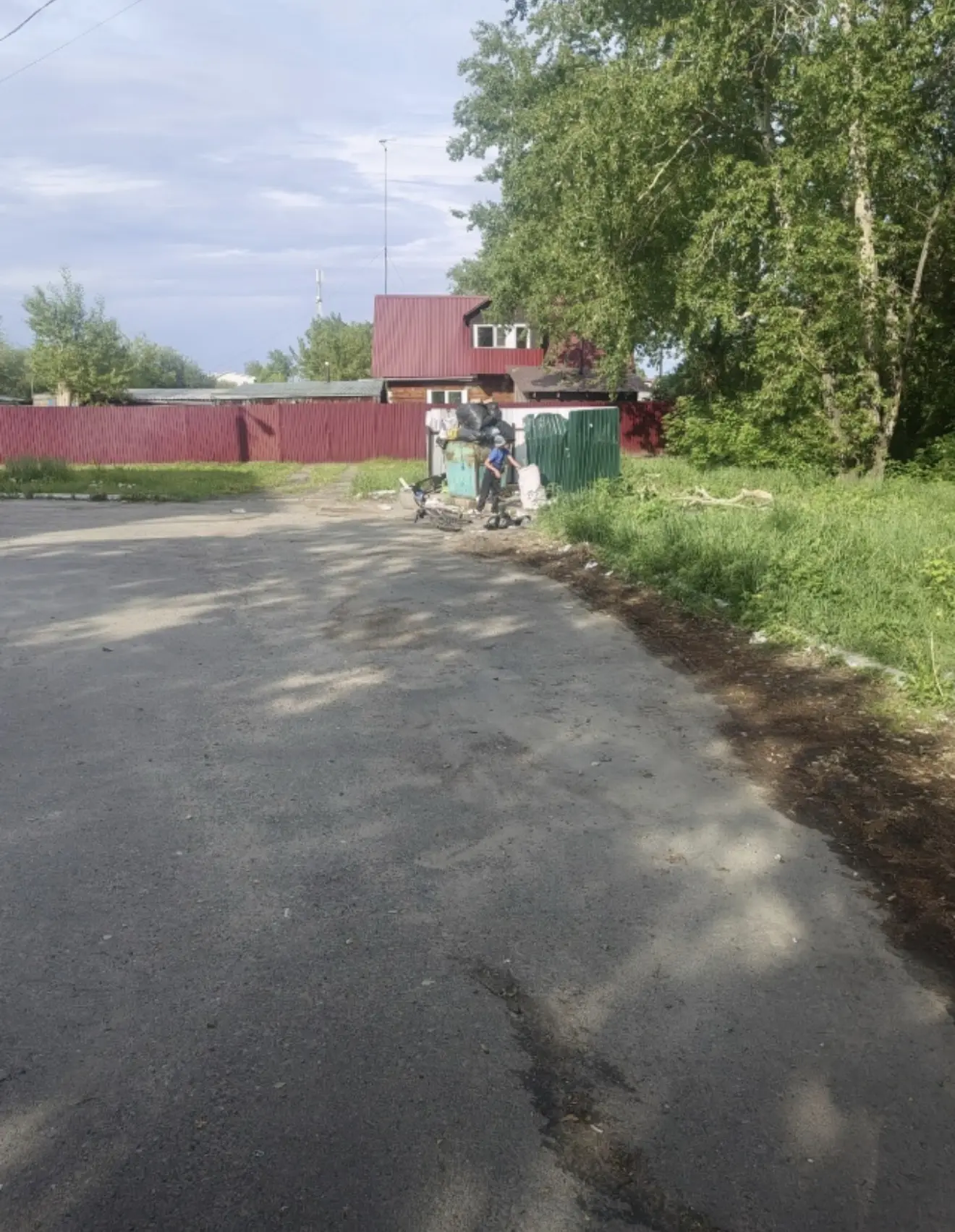 Нам пишут: Китой. 1я Озерная, 3. Парнишка мусор набросанный собирает. На вопрос, что тут делаешь ска
