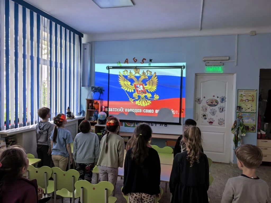 🇷🇺 День России в подготовительной группе «Кораблики»: мы гордимся своей страной! 🚢❤️

Совсем скор