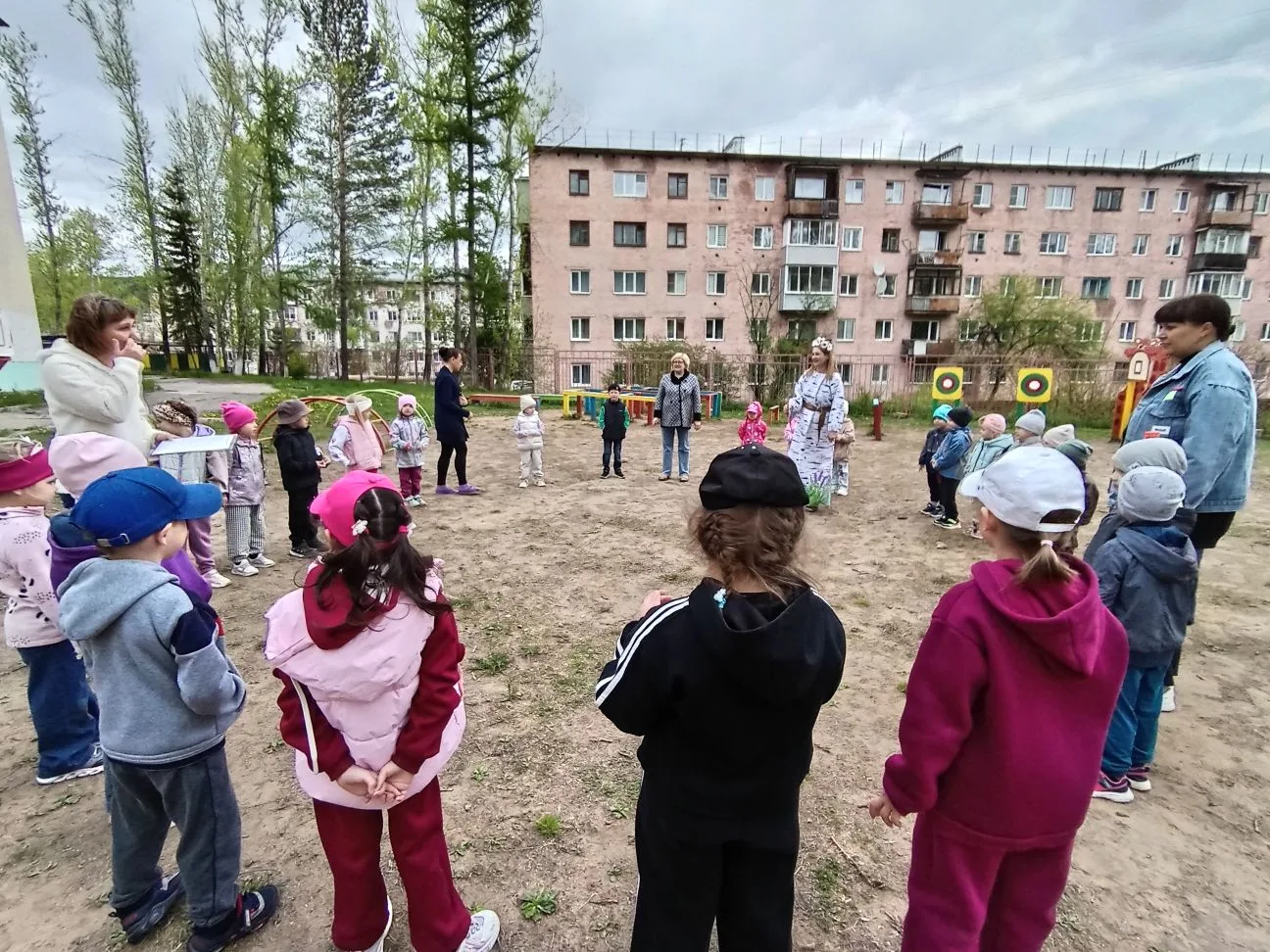 🌼🌿🌷 Здравствуй, лето!
  Под таким девизом 4 июня прошёл день в детском саду. Лето замечательная и