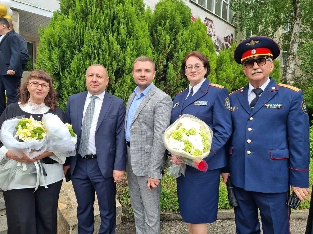 Последний звонок в 24‑й гимназии


Последний звонок – важный день для всей школы. Сегодня посетил ро