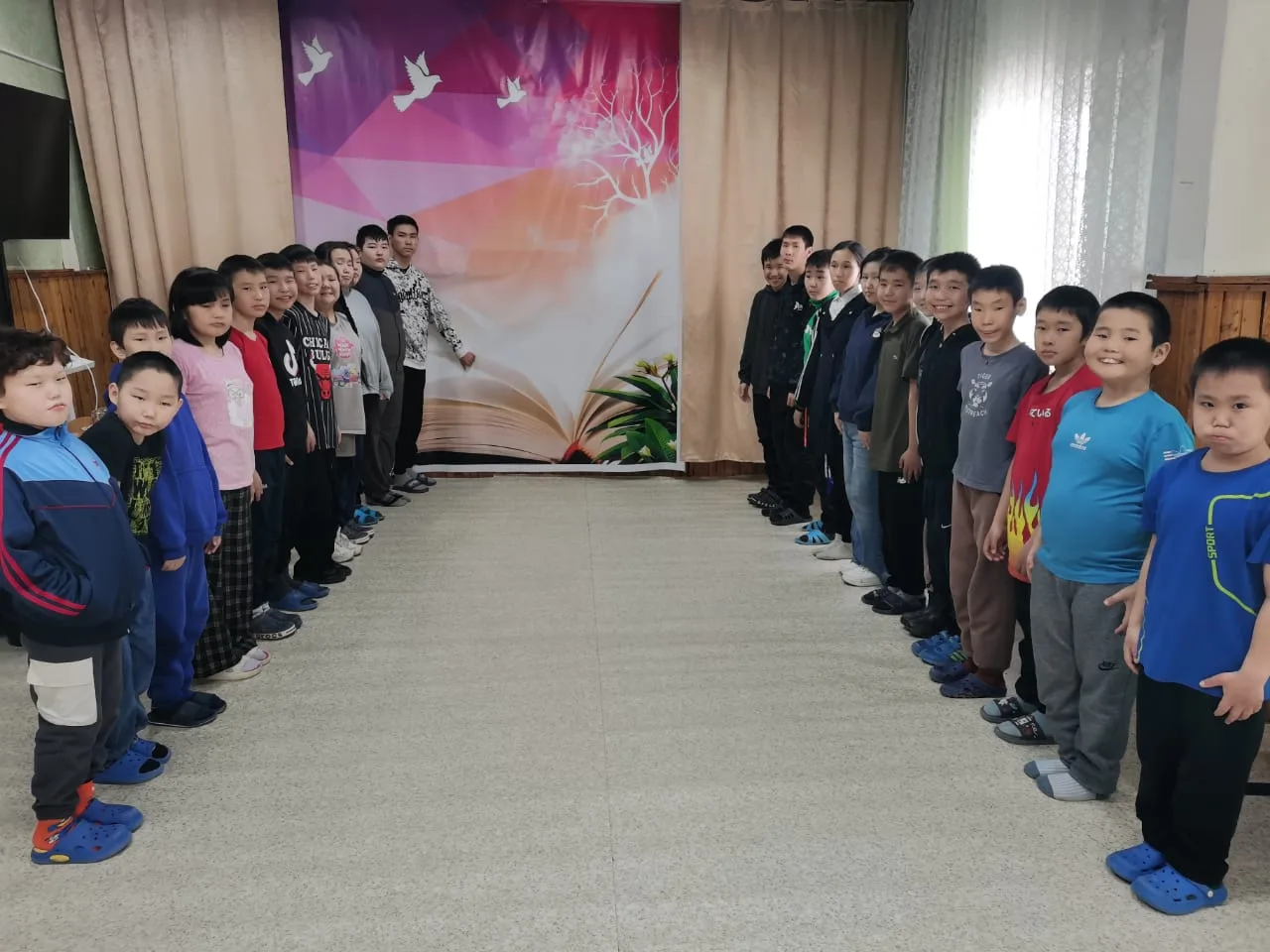 Ыам ыйын 1 күнэ – Саас уонна Үлэ дьоро күнэ чугаһаан иһэринэн, оскуолабытыгар оҕолорго анаан "Саас у