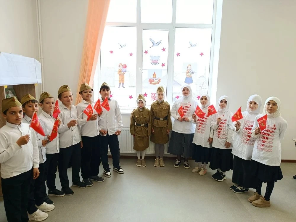 «Окно Победы» — это школьная патриотическая акция, посвящённая сохранению памяти о Великой Отечестве