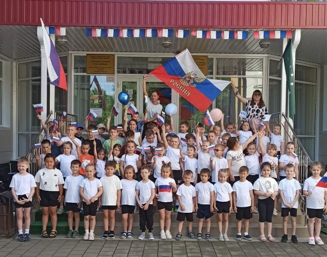 День России в старшей группе «Улыбка» 

В нашей группе прошло яркое мероприятие, посвящённое Дню Рос