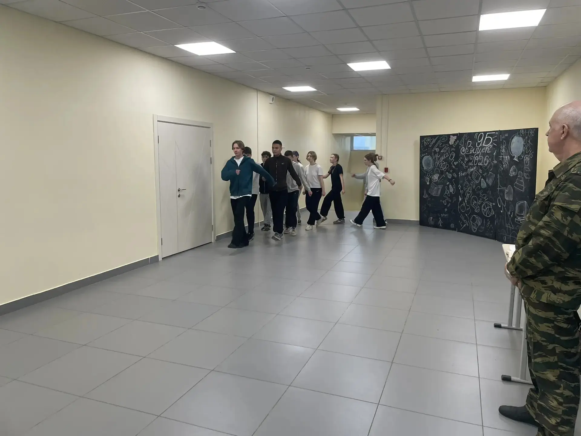 Сегодня ,мы,  ученики школы МАОУ "СОШ№90" участвовали в Зарнице.2.0
 
Проходили различные испытания: