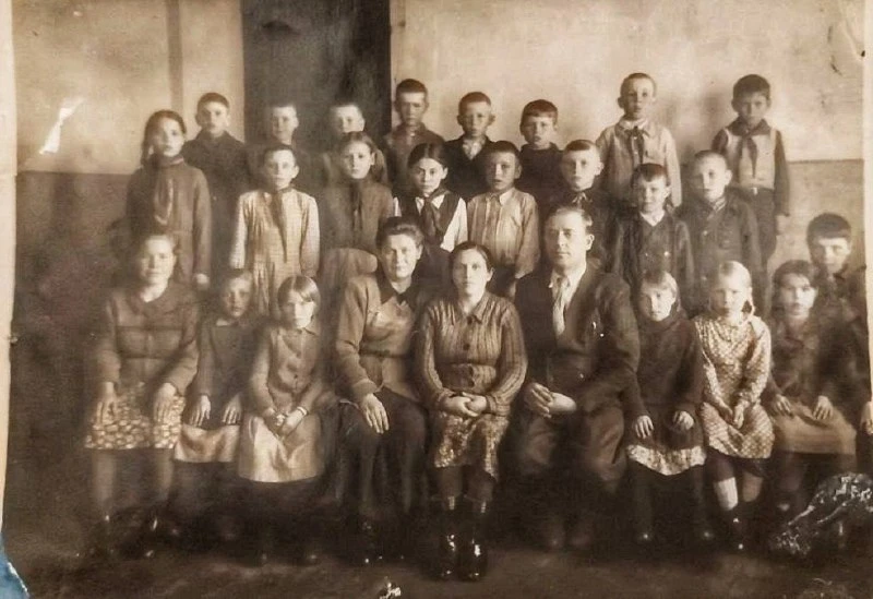 Киндерская школа. 
Начало 50х

Фото из архивов Елены Вашуриной

#история_дербышек
Присылайте ваши ст