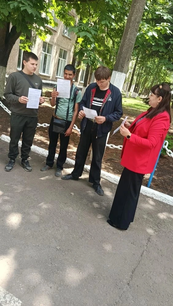🏍️В рамках профилактической работы, Активисты родительского патруля Ровеньковской школы №3 встретил