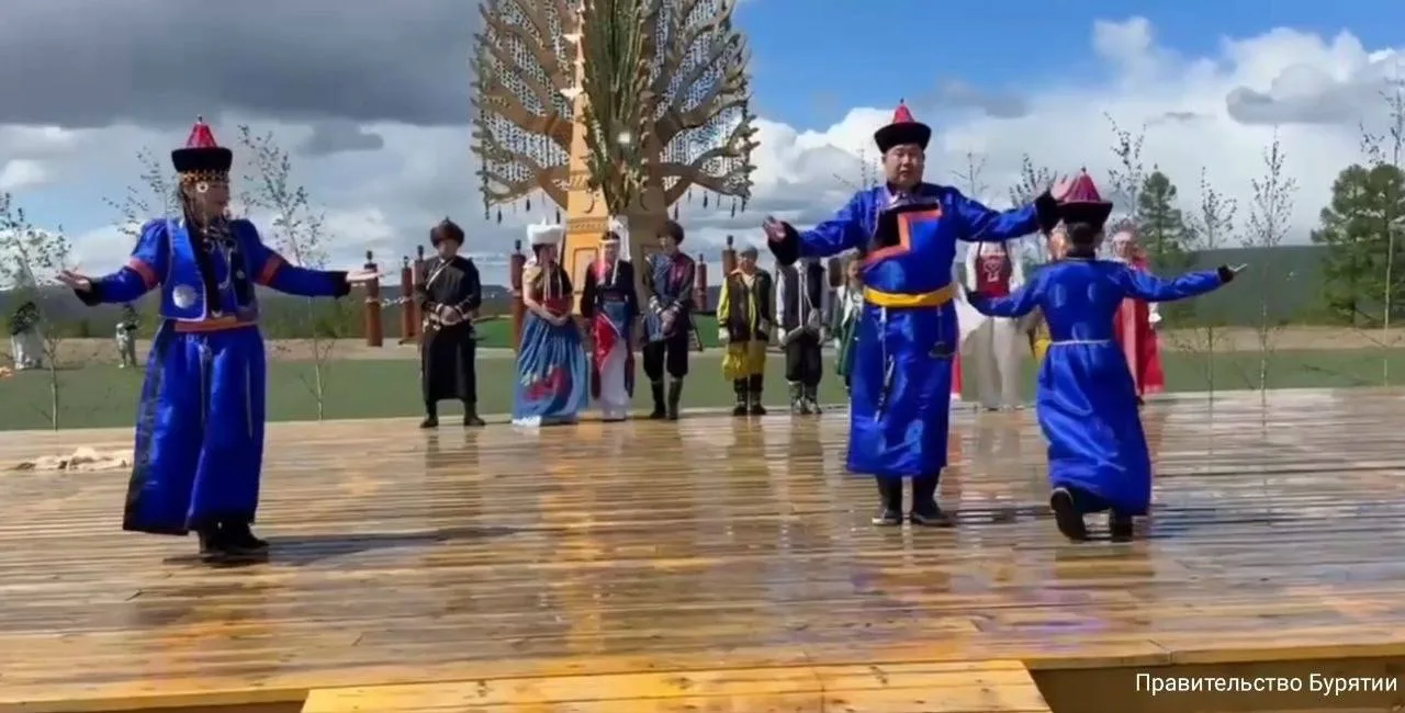 🥻 На празднике Ысыах в Нерюнгри показали бурятский национальный костюм. 

В конкурсе участвовали ко