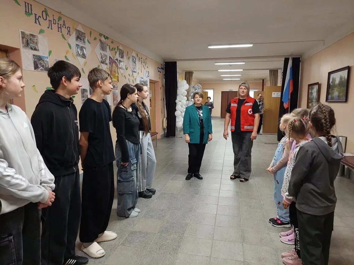 Вчера в летний лагерь к ребятам пришла инструктор Российского Красного Креста Голованова Е. А. 

Она