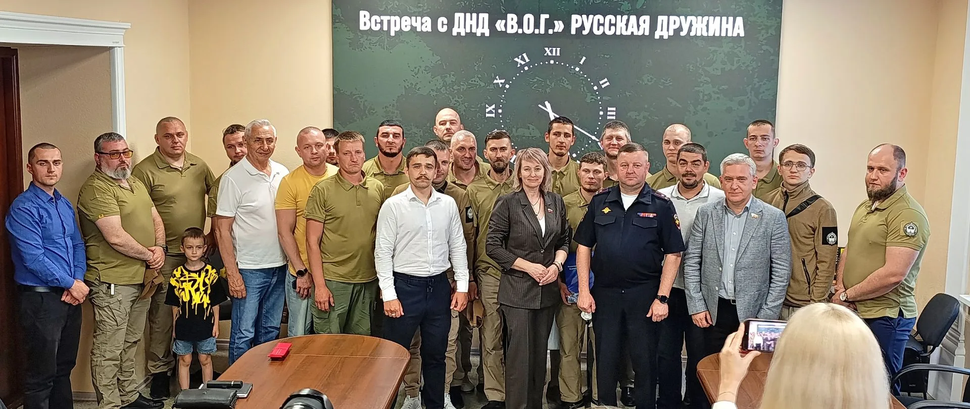 В зале заседаний Волжской городской Думы состоялось торжественное мероприятие, посвящённое чествован