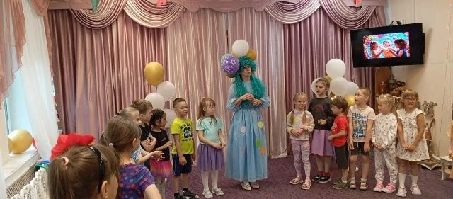 Как красивы - посмотри!
Мыльные пузыри....
Быстро все они летят,
Веселиться всем велят!
Веселое музы