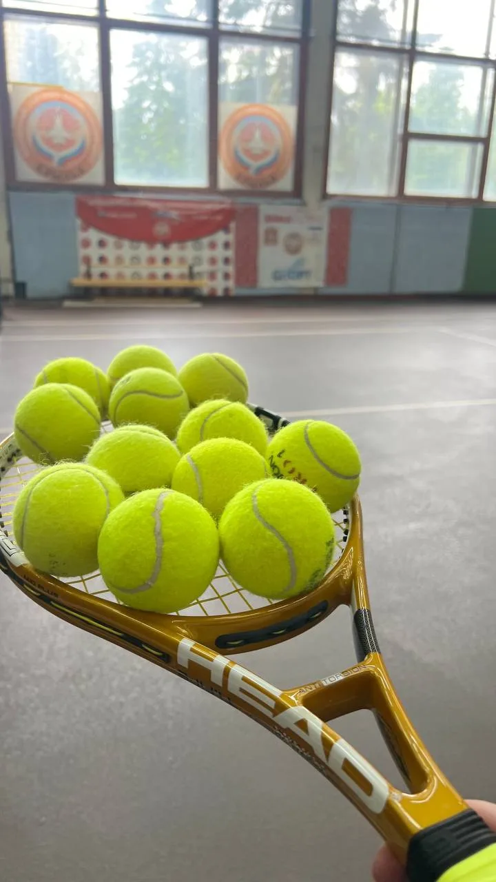 Теннис мне нравится не только как спорт 🎾

Я хожу на тренировки 1–2 раза в неделю. Стабильно. Пока 