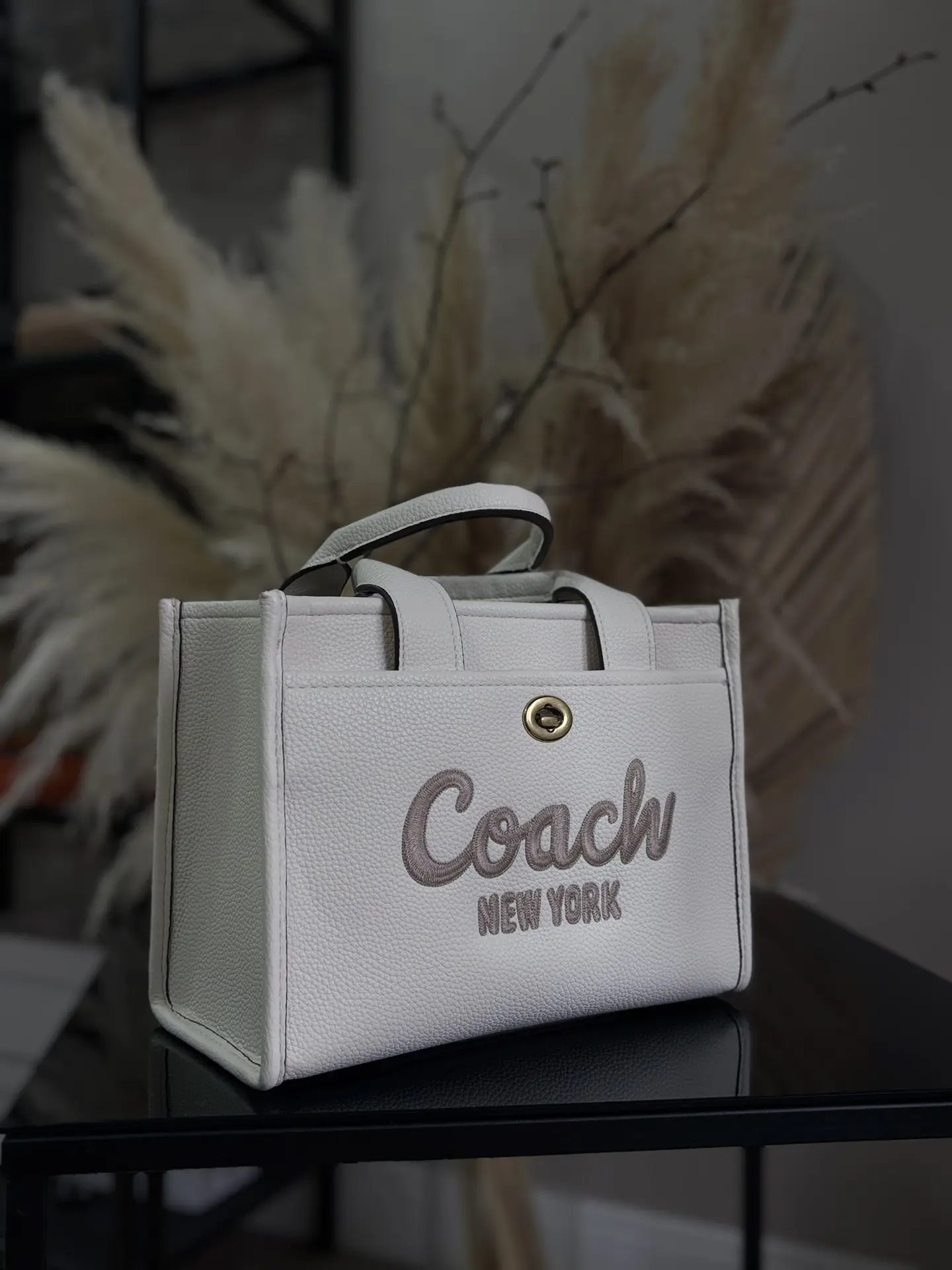 тоут COACH

материал: натуральная кожа
фурнитура : матовая бронза
размер: 26*20

на замке
карман вне