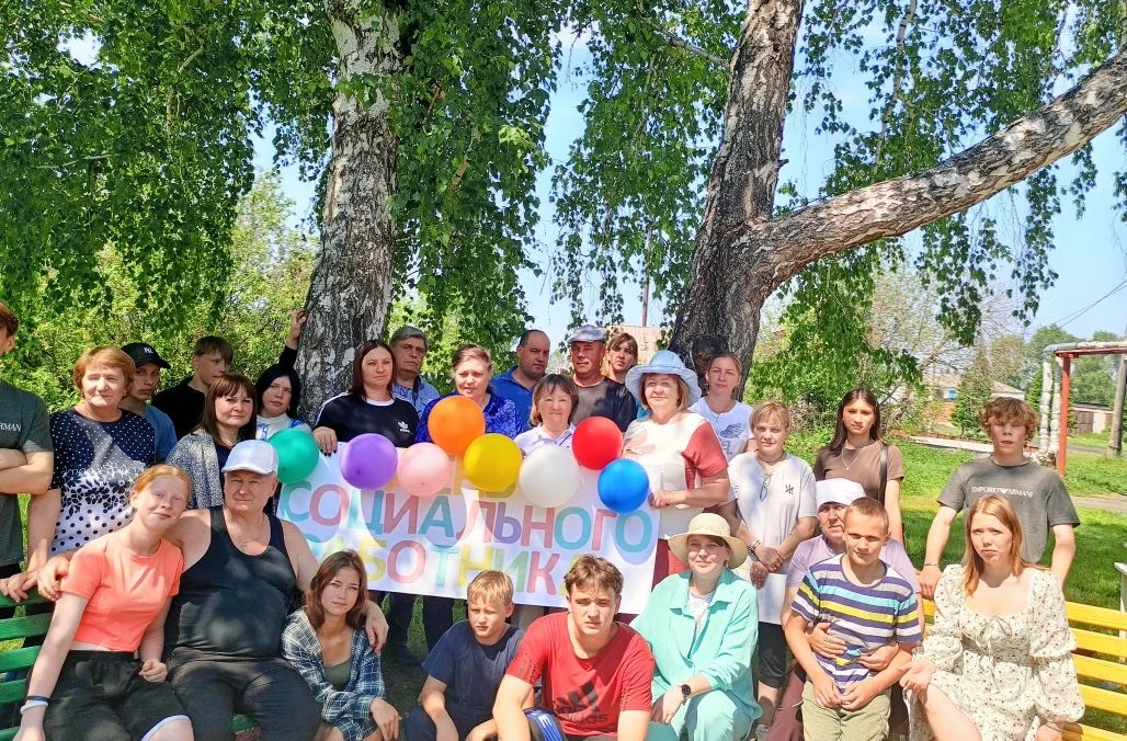 В профессиональный праздник «День социального работника» наш «Родник» превратился в эпицентр ярких э