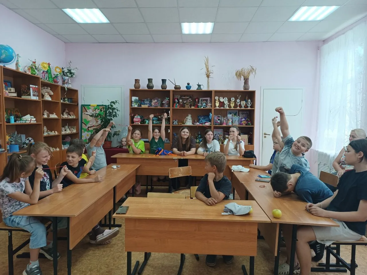 🏕 «Туристские узелки — секрет крепких пальцев» 
👋 Сегодня к нам пришли ребята из школьного лагеря!