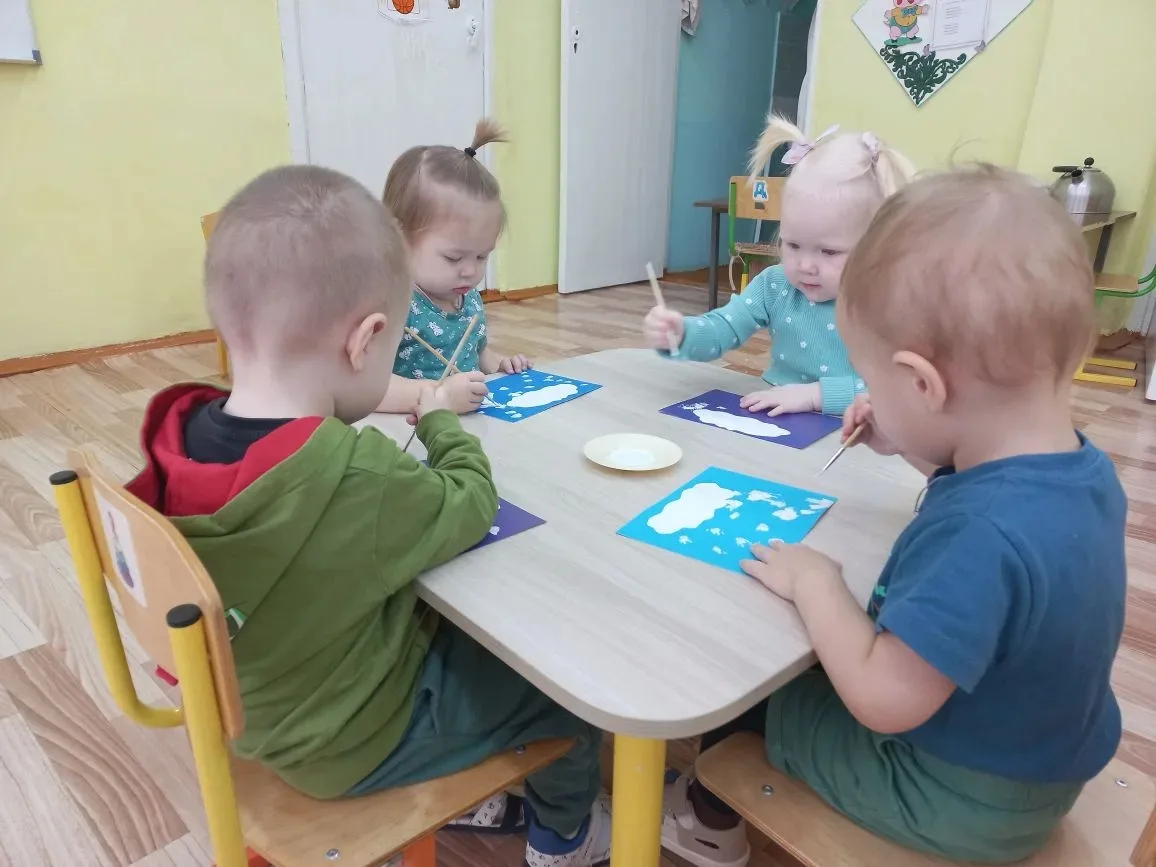 Ходят снеговые тучи,
И снежинки всё летят.
Раз снежинка, два снежинка,-
Получился снегопад.
        