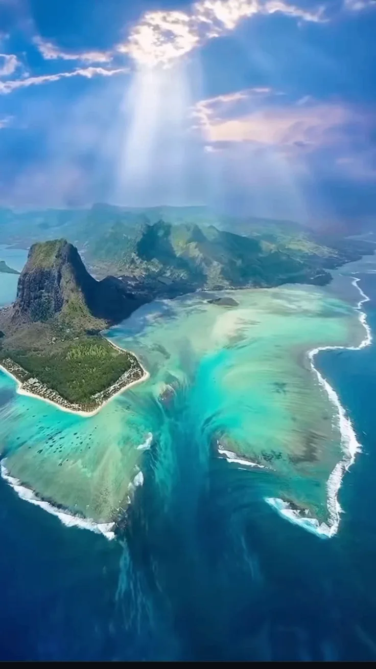☀️🌊 Куда поехать в июле: 5 стран с идеальной погодой для отпуска

🇲🇺 Маврикий
Июль на Маврикии — 