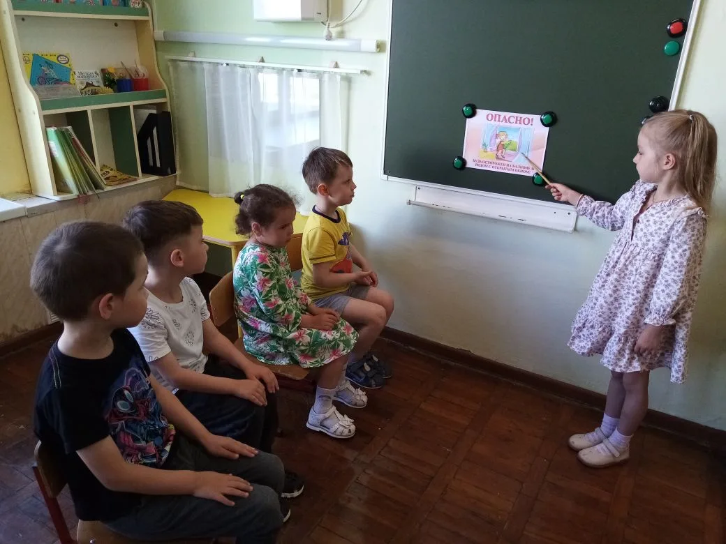 Открытое окно-опасность для ребёнка.
В средней группе "Радуга" была проведена профилактическая бесед