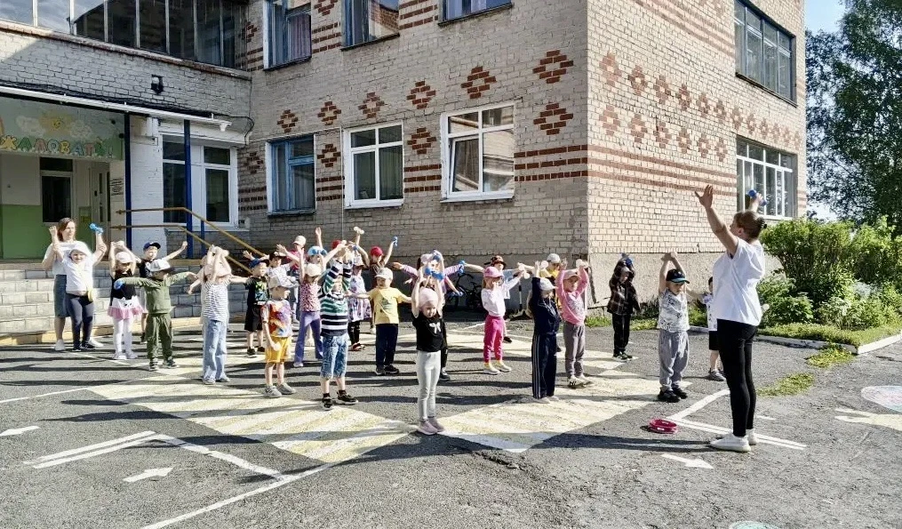 «СТАНОВИТЕСЬ ПО ПОРЯДКУ НА ВЕСЁЛУЮ ЗАРЯДКУ !»

🤸🏻‍♀️Каждый день в нашем детском саду начинается с 