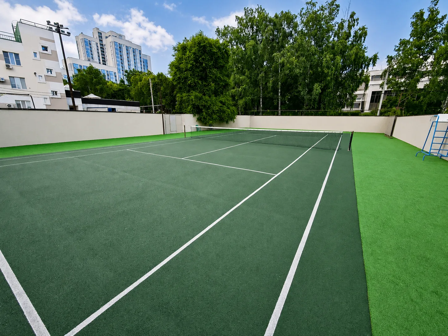 Лето, теннис, открытые корты — ждём вас во Дворце!🎾  

Приглашаем любителей тенниса на корты Дворца