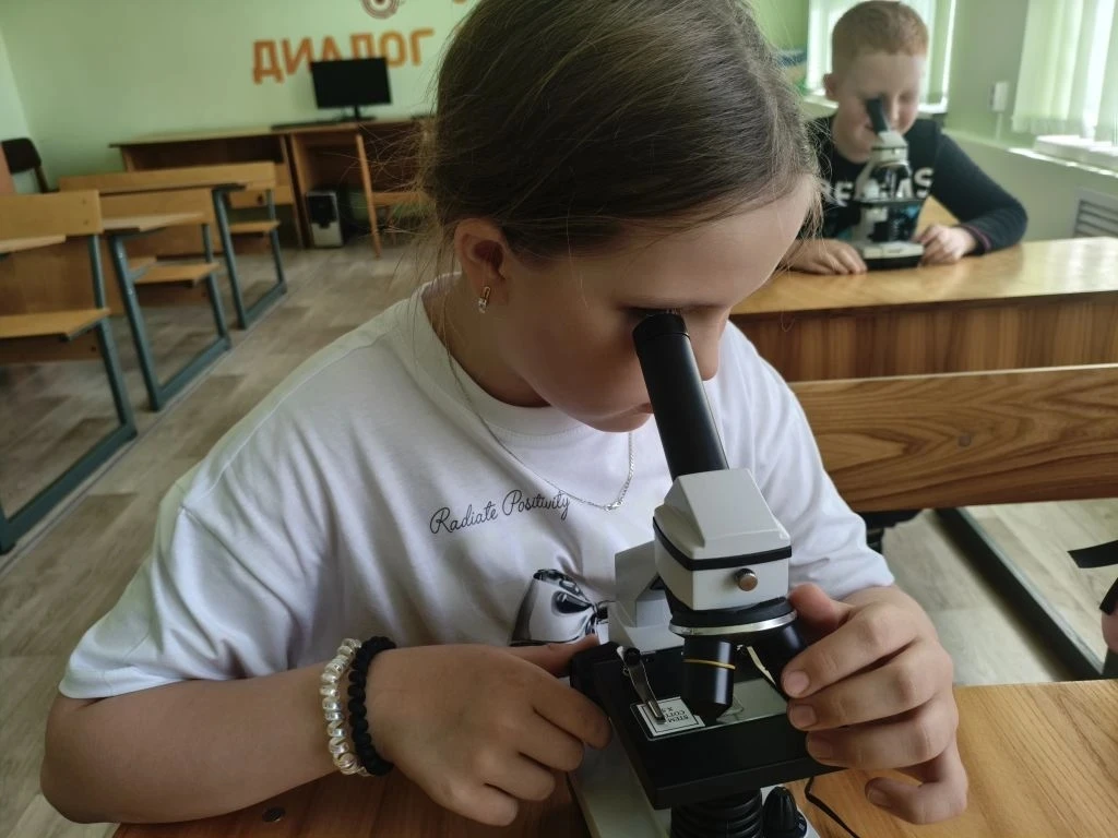 Невидимый мир под микроскопом 🔬
«Эколята» не остановятся ни перед чем, даже если объект изучения ме
