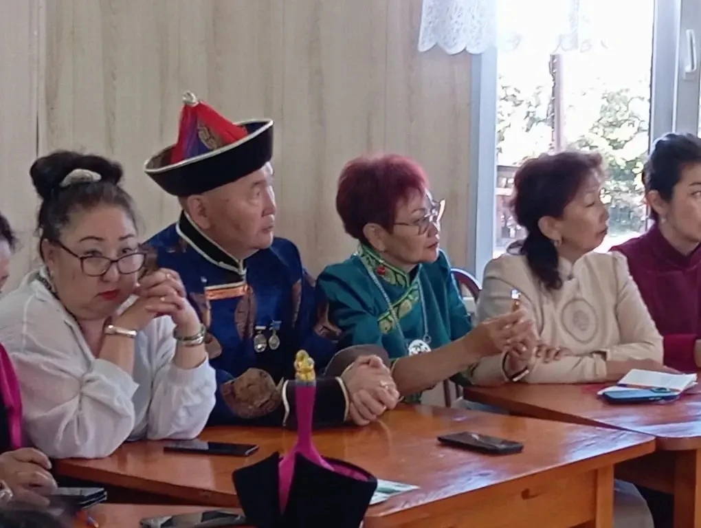 «Укрепление межкультурного диалога и сохранение наследия бурятского народа» - тема встречи за круглы
