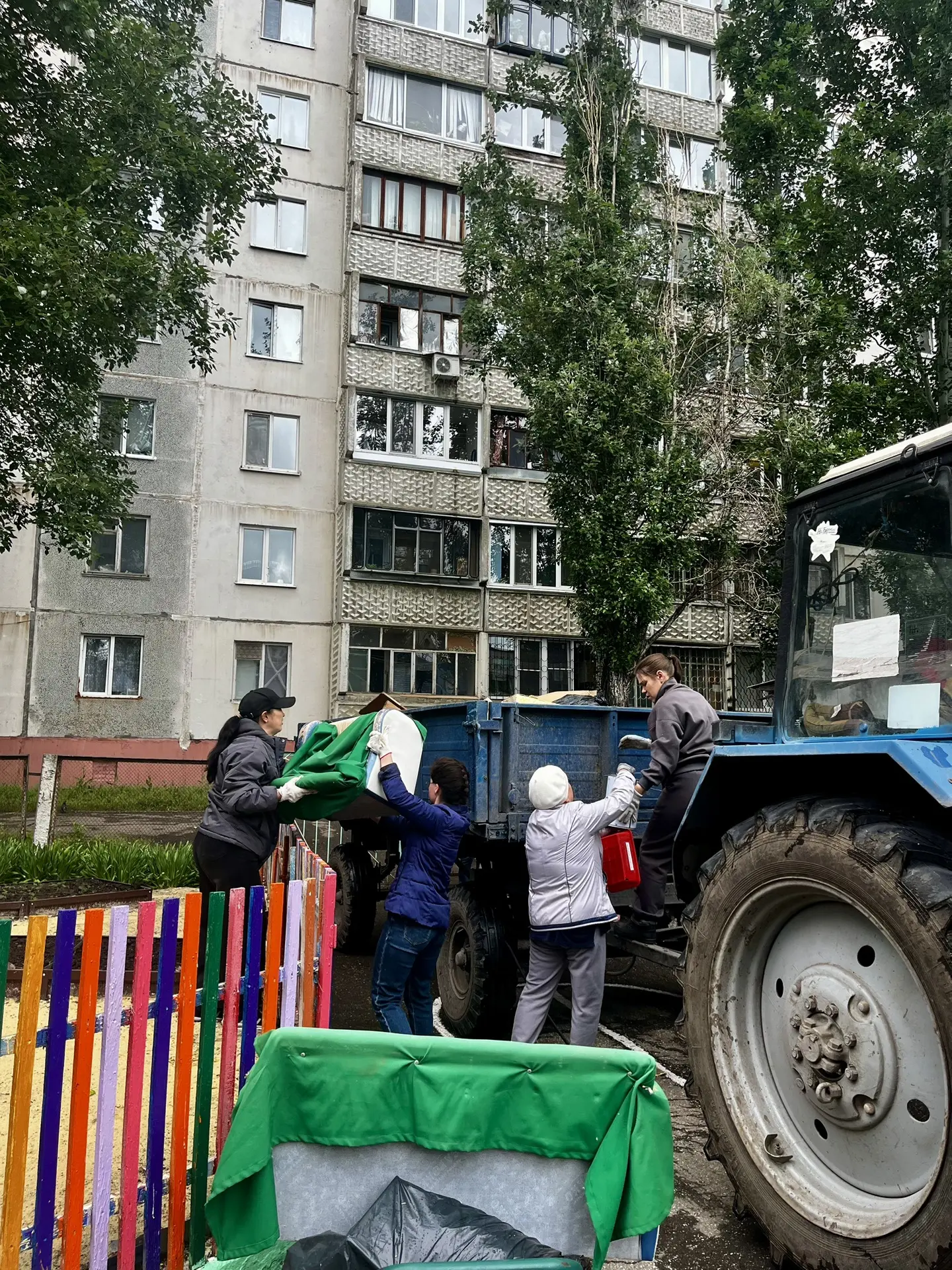 У нас в детском саду работают удивительные воспитатели — и с детьми позанимаются с душой, и за поряд