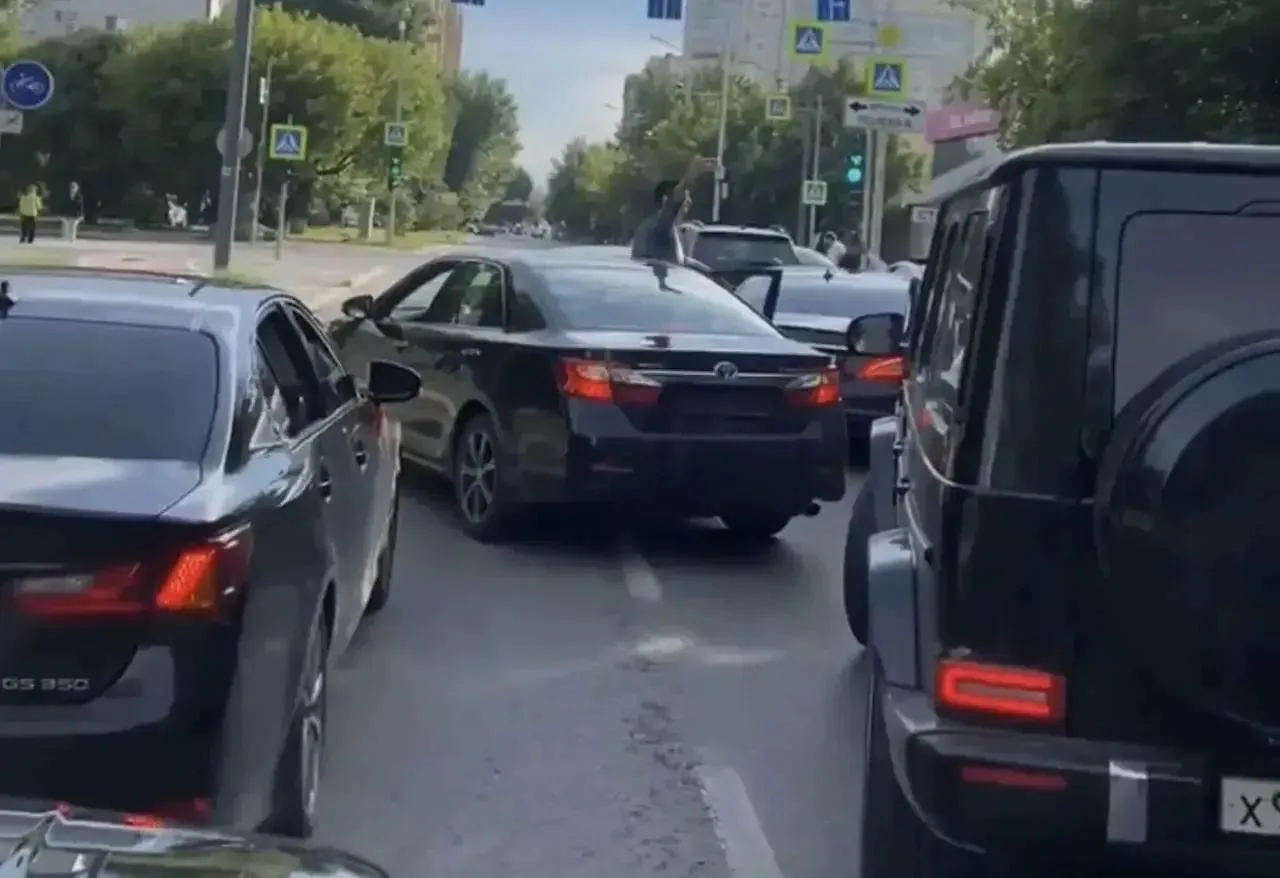 ⚡️В колонне свадебного кортежа ехали два «бесправника»: на «Фольксваген Поло» и «Мерседесе», на авто