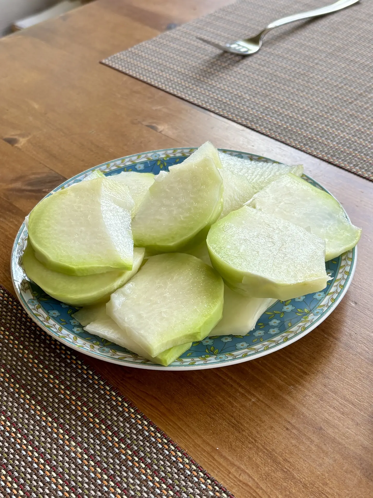 Кусочками нарезаю, немного соли и ароматного масла. Всё просто 😉