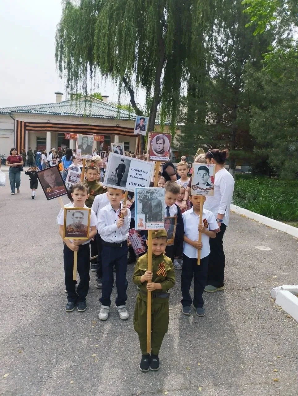 🇰🇬🇷🇺 Наша школа традиционно присоединилась к памятному шествию «Бессмертный полк», посвящённому 