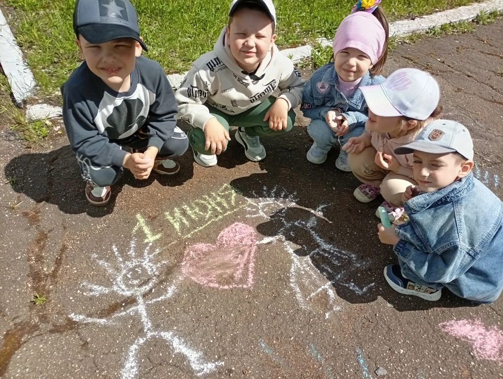 Наступил день первый лета,
От улыбок мир трещит,
Вся Земля детьми согрета,
В небе солнышко горит!
"Д
