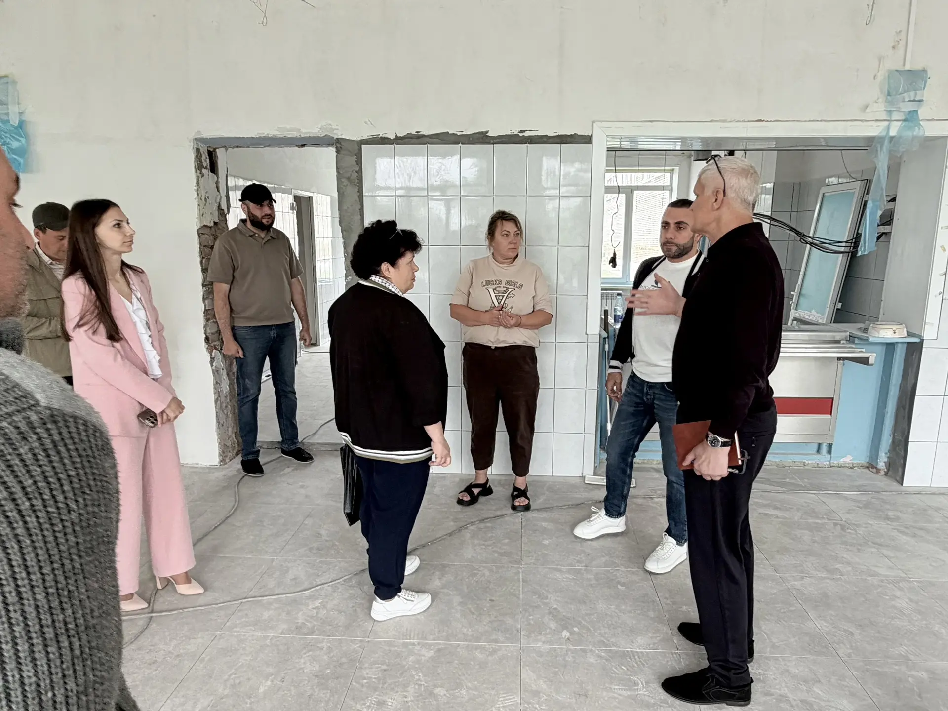 В школе села Прохладное завершается капитальный ремонт пищеблока

Сегодня представители администраци