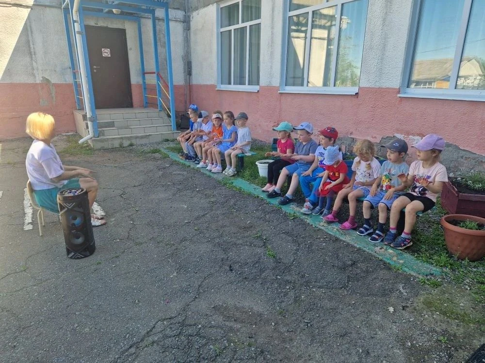 Пока лето в самом разгаре,  все музыкальные занятия у нас проходят прямо на свежем воздухе! Ветерок 