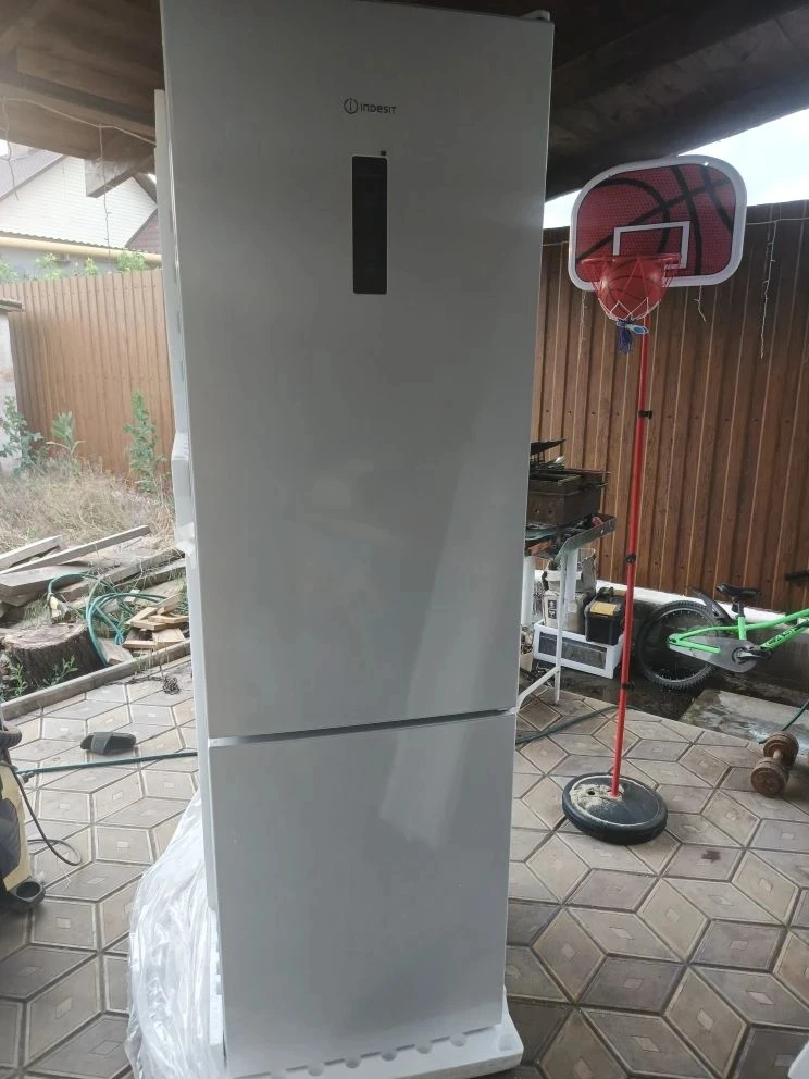 Продам новый холодильник indesit itr5200w на гарантии. Сухая заморозка, электронное управление. Цена