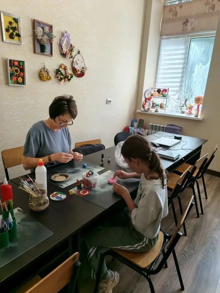 На летних каникулах в объединении декоративно‑прикладного творчества «Мир чудес» дети занимаются тво