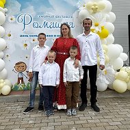 Мама Юля и 8 детей.