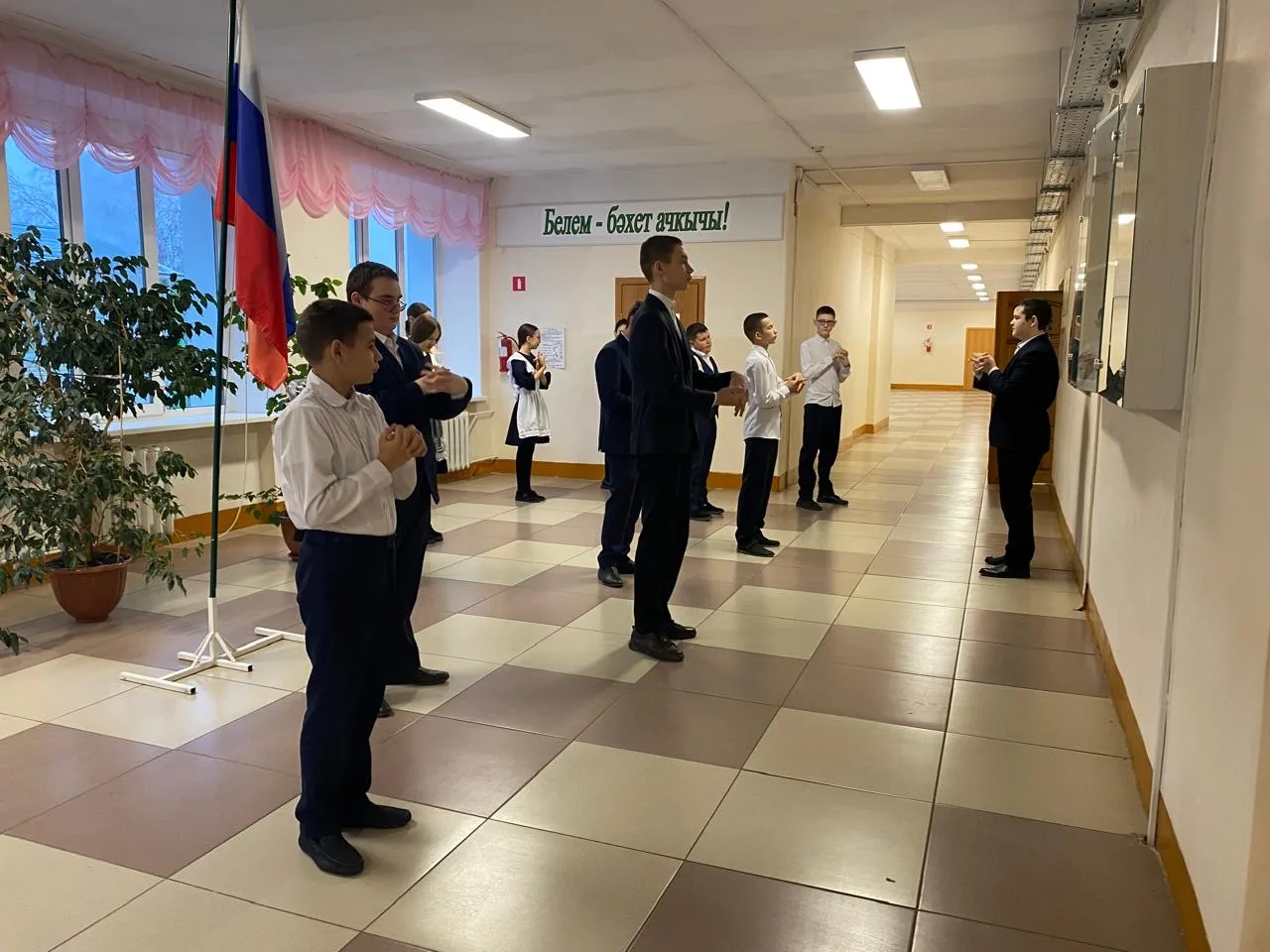 💪🏻Зарядка в школе по утрам!

🔖9️⃣ декабря 2️⃣0️⃣2️⃣5️⃣ года день в МБОУ «Урмаевская СОШ»  начался