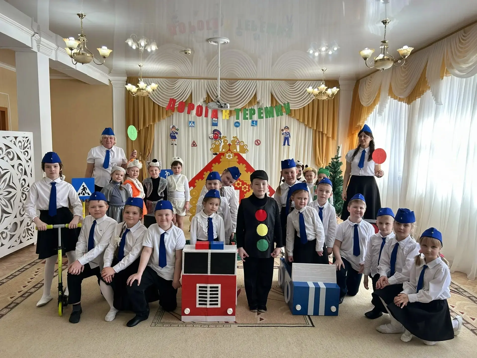 В нашем детском саду прошёл познавательный спектакль по правилам дорожного движения «Дорога к теремк