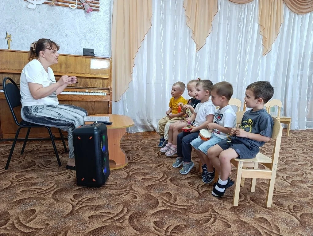 Музыкальное занятие в младшей группе "Лето"
Цель: учить выразительно танцевать. Воспитывать отзывчив